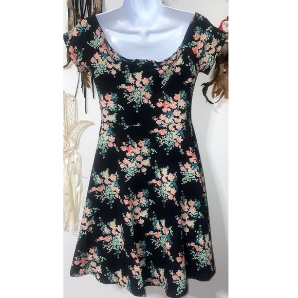 Express Sweetheart Floral Dress - Picture 3 of 4